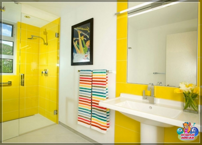baño El amarillo cálido también se utiliza en diseños de baños náuticos