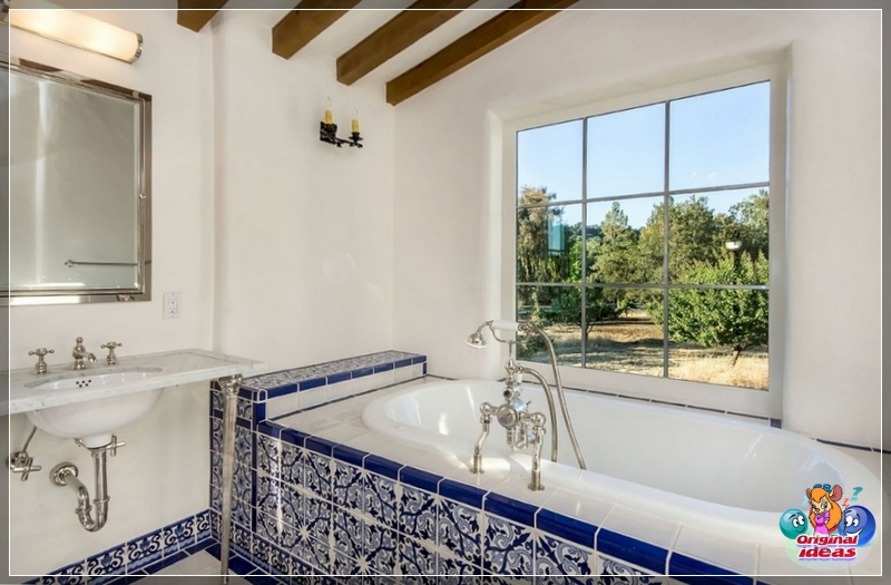 baño Las vigas de madera en el techo crearán un espíritu mediterráneo en el baño