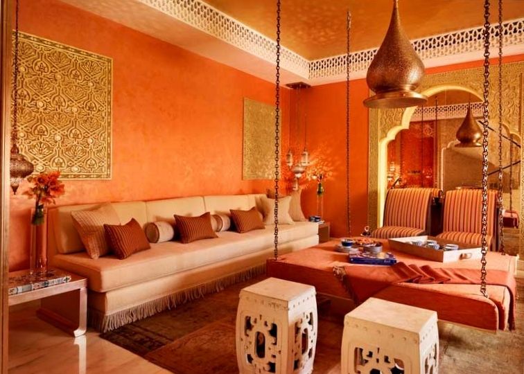 Meistens sind Wände in orientalischen Innenräumen mit Putz verkleidet, gegen den verschiedene Dekorplatten besonders hell wirken