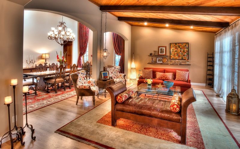 Das schicke Interieur des orientalischen Wohnzimmers ist ohne einen großen schönen Teppich nicht möglich