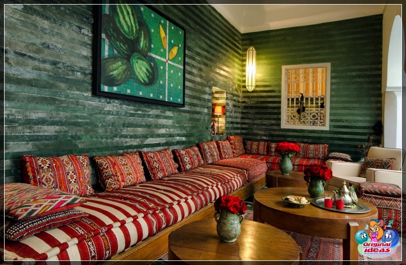 Im orientalischen Wohnzimmer gibt es immer viele helle Kissen