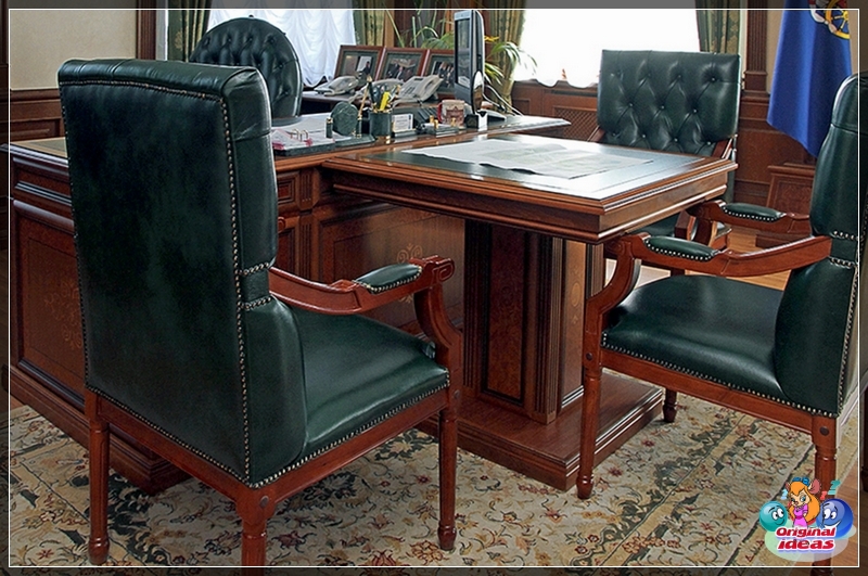 Połączenie zieleni i brązu we wnętrzu biura w stylu angielskim