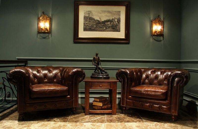 Malowane ściany w biurze w stylu angielskim