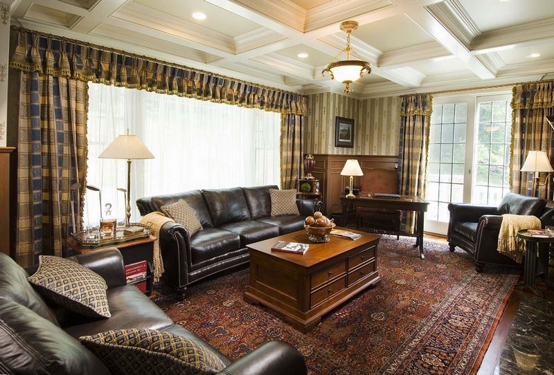 Dywan na podłodze w gabinecie w stylu angielskim