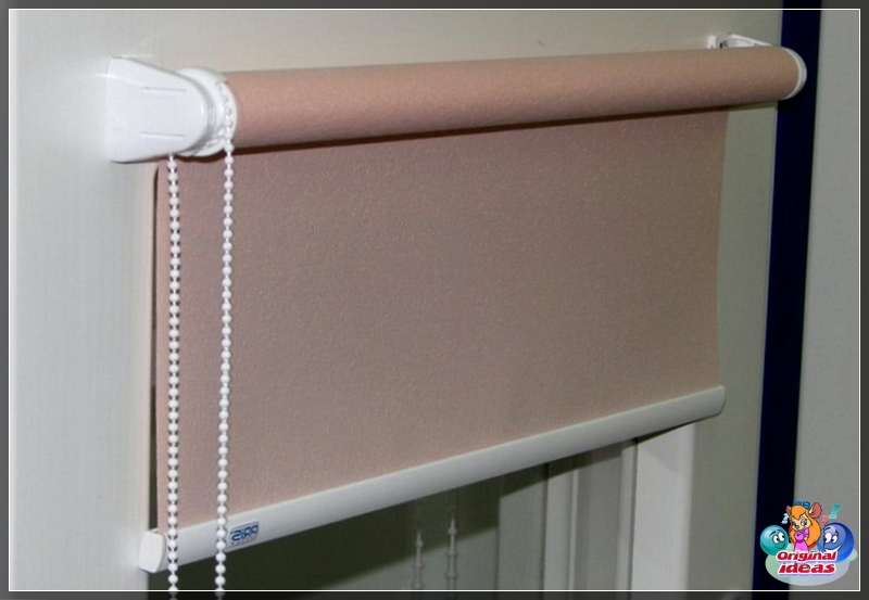 Rolety we wnętrzu salonu