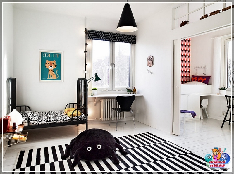 Jako główne źródło sztucznego światła zastosowano żyrandol sufitowy, który ma prosty kształt