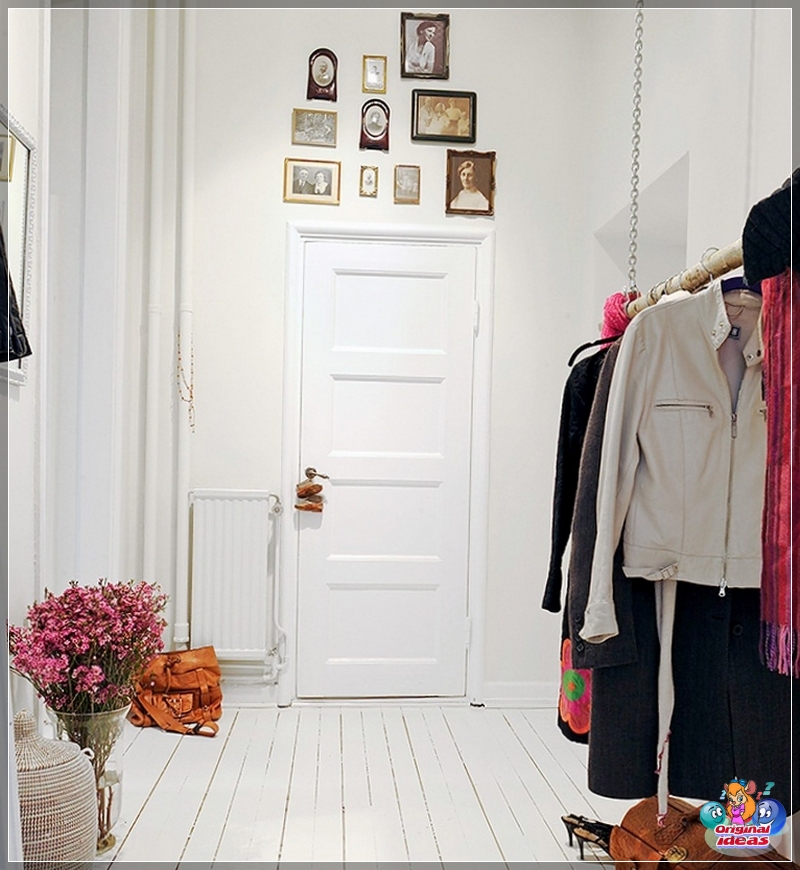 hallway You can make the interior original and unusual with the help of old photographs placed above the door