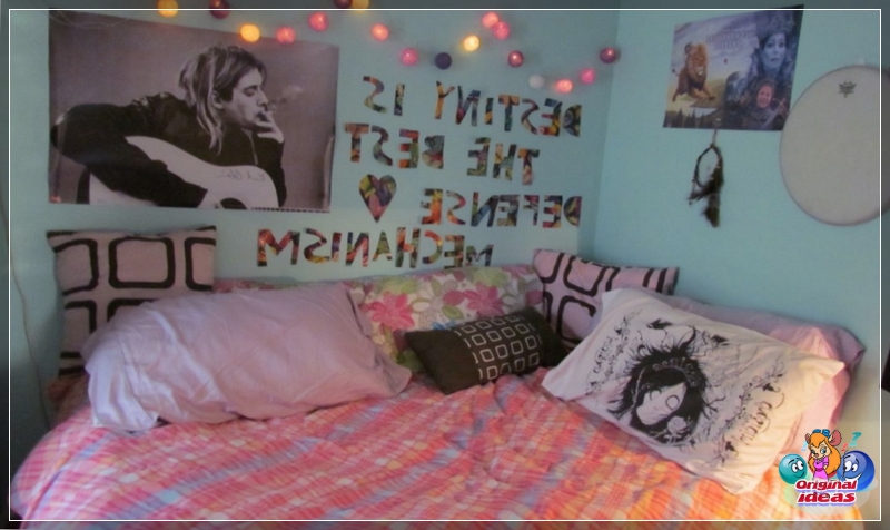 Dekoracja ścienna z obrazami i zdjęciami w pokoju nastolatka w stylu przełącznika na przykładowym zdjęciu
