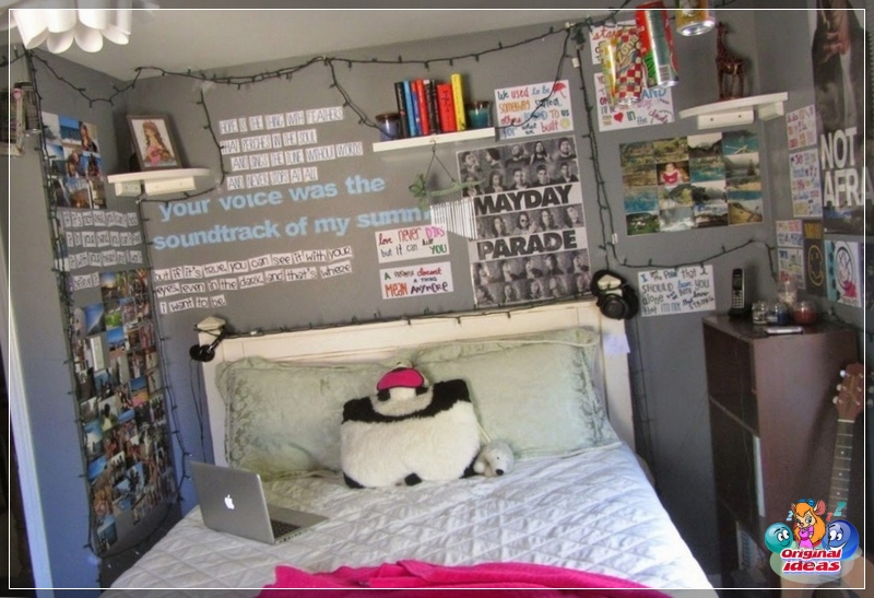 Dekoracja ścienna z obrazami i zdjęciami w pokoju nastolatka w stylu przełącznika na zdjęciu