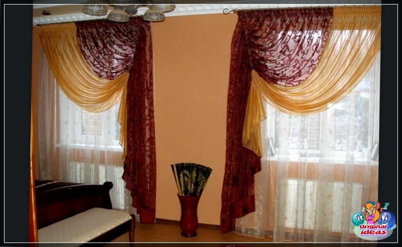 Blue curtains in the bedroom