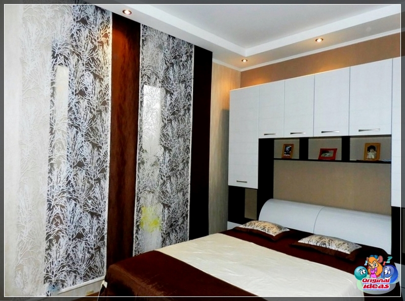 stilvolle Vorhänge im Inneren des Schlafzimmers