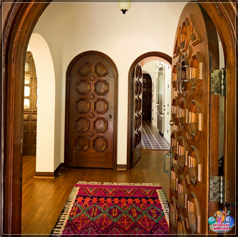 Masywne łukowe drzwi z rzeźbami