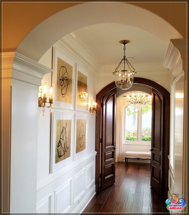 Wewnętrzne łukowe drzwi na korytarzu