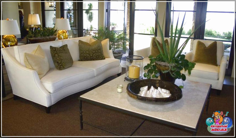 avec Canapés blancs dans le salon avec table basse blanche