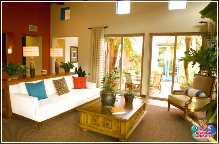 avec Design de salon coloré avec de hauts plafonds avec poutres apparentes et ouverture sur un patio