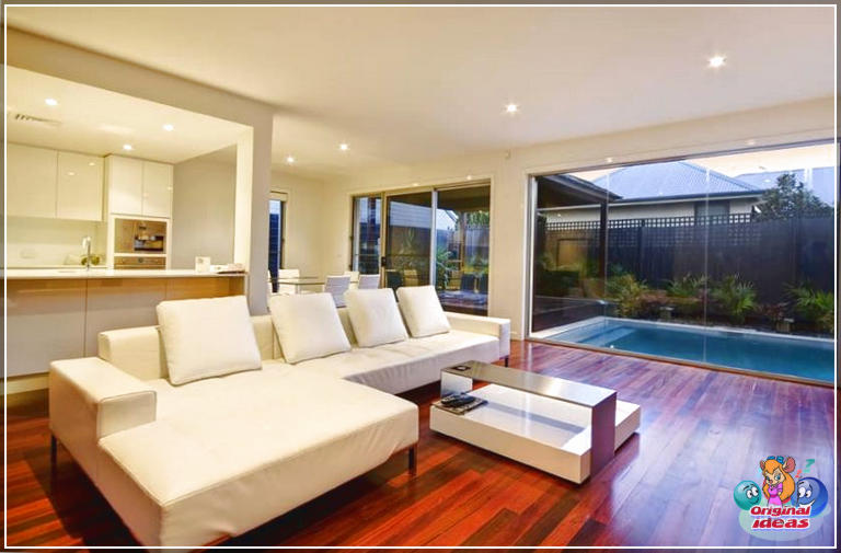 avec Beau plancher de bois dans le salon avec vue sur la piscine arrière