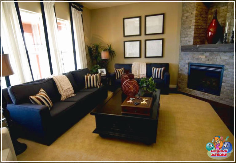 avec Canapé sombre dans le salon avec tapis beige
