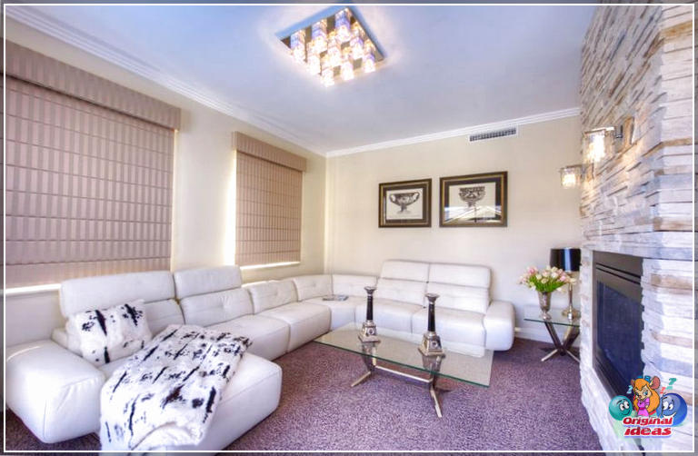 avec Tapis violet dans le salon avec des meubles blancs