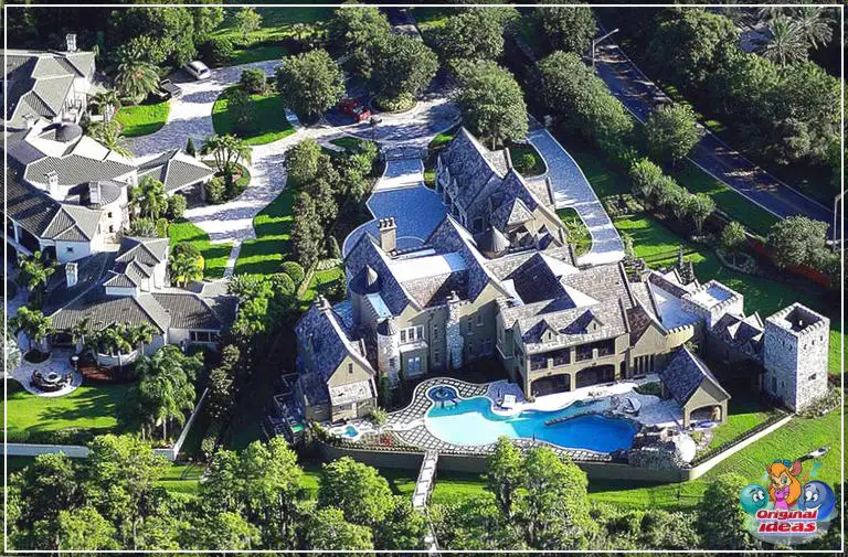 Diseño de casa de estilo castillo moderno. Imágenes de interiores y  exteriores