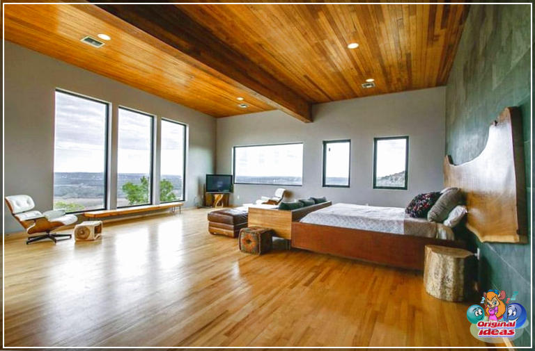 camera da letto Camera da letto principale contemporanea con parete accento verde scuro e pavimenti in legno di quercia