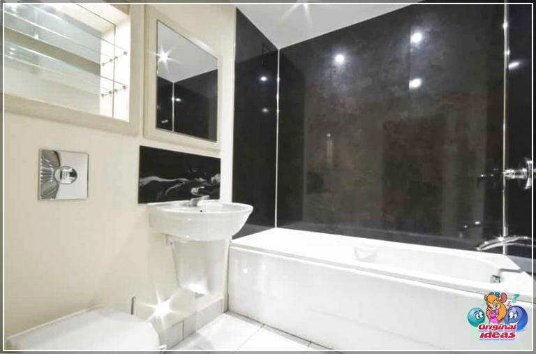 Элегантны і просты, сучасны дызайн ванны выкарыстоўвае вялікую плітку з чорнага граніту на сценах ванны / душа