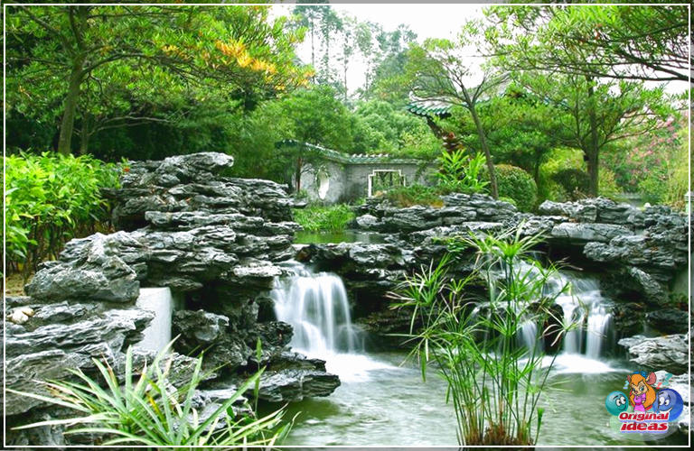 Кітайскі сад з цякучымі вадаспадамі, камяністымі ўтварэннямі натуральнага выгляду