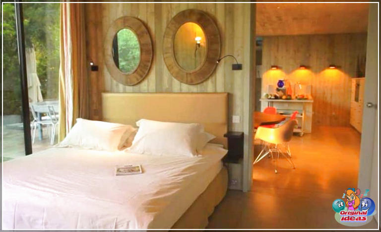 Выгляд спальні на сучасную кухню з бетоннымі сценамі