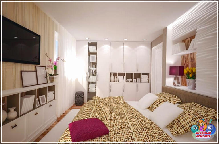 Сучасная спальня белыя шафкі тэлевізар з плоскім экранам