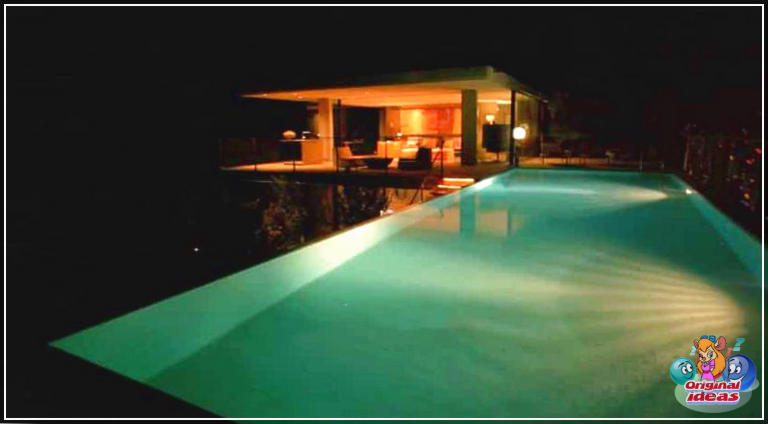 Сучасны дом з басейнам на ноч