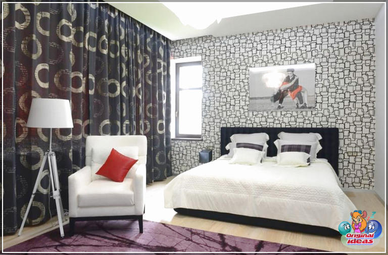 Модны сучасны дызайн спальні ў чорна-белых фіялетавых колерах
