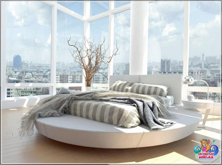 Дзіўны выгляд сучасных высокіх вокнаў спальні