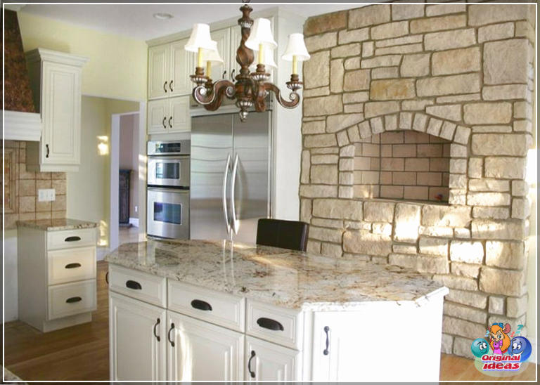 Кампактная кухня з каменнай сцяной, светлым гранітам і белымі шафамі