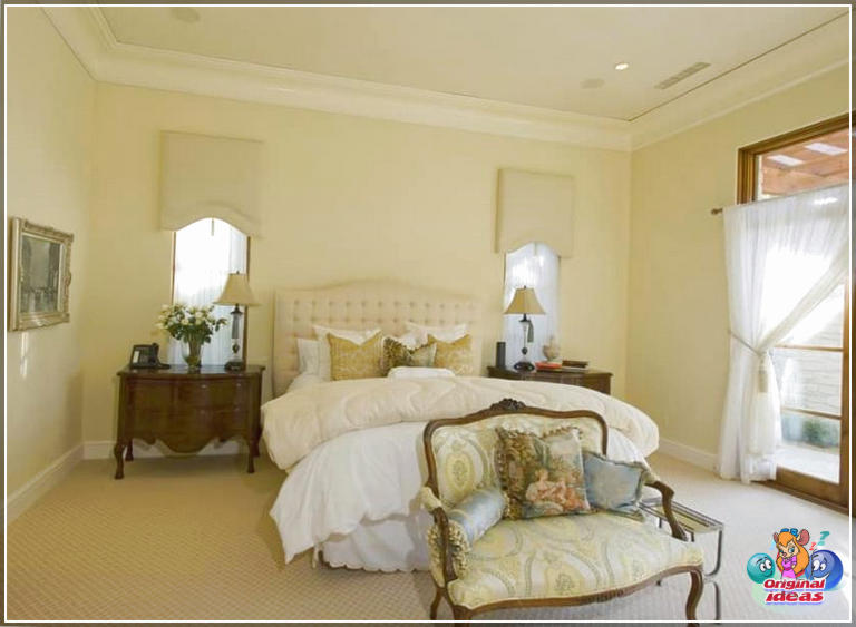 Сімпатычная галоўная спальня з жоўтымі сценамі, традыцыйная мэбля