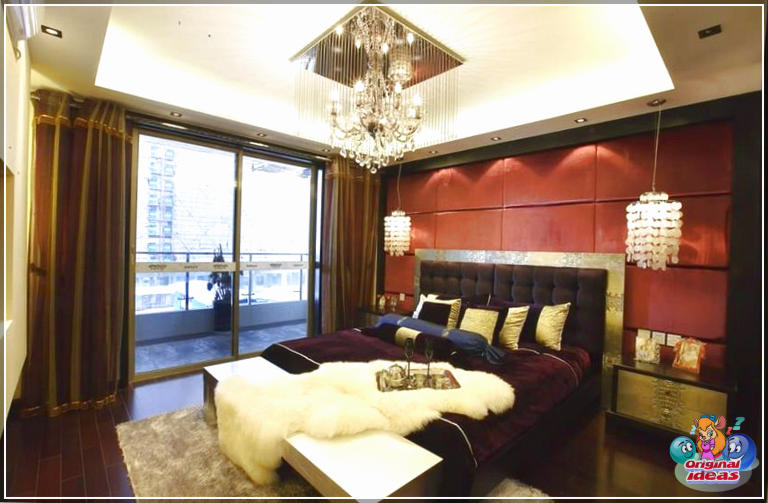 Элегантная спальня з люстрай і балконам