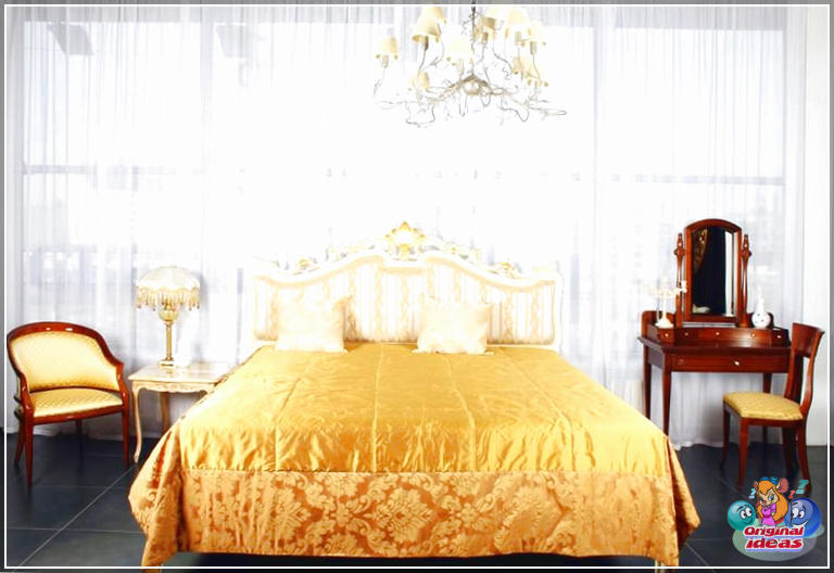 Спальня ў традыцыйным стылі з вялікім фіранкай
