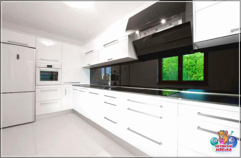 Белая сучасная кухонная шафа з чорнымі сценамі