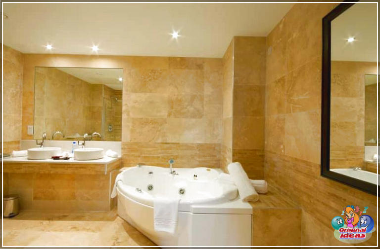 Раскошная ванная пакой са сценамі і падлогай з натуральнага каменя з траверціну