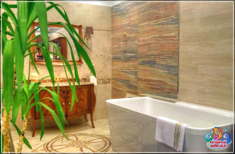 Невялікая раскошная ванная пакой з паліраванымі натуральнымі траверцінавымі сценамі і падлогай з паліраванага граніту з унікальным дызайнам