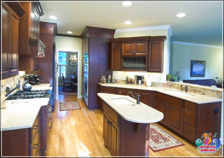 Прыгожая светлая кухонная кухня з шафамі з цёмнага дрэва