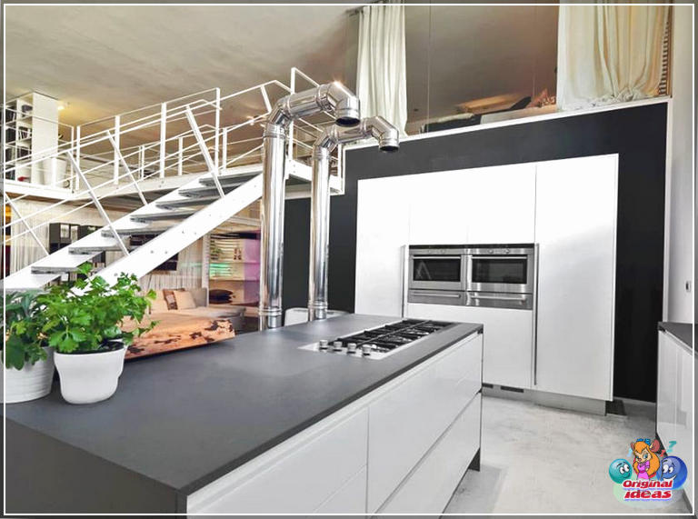 Чорна-белая сучасная кухня ў лофт-кватэры з высокімі столямі