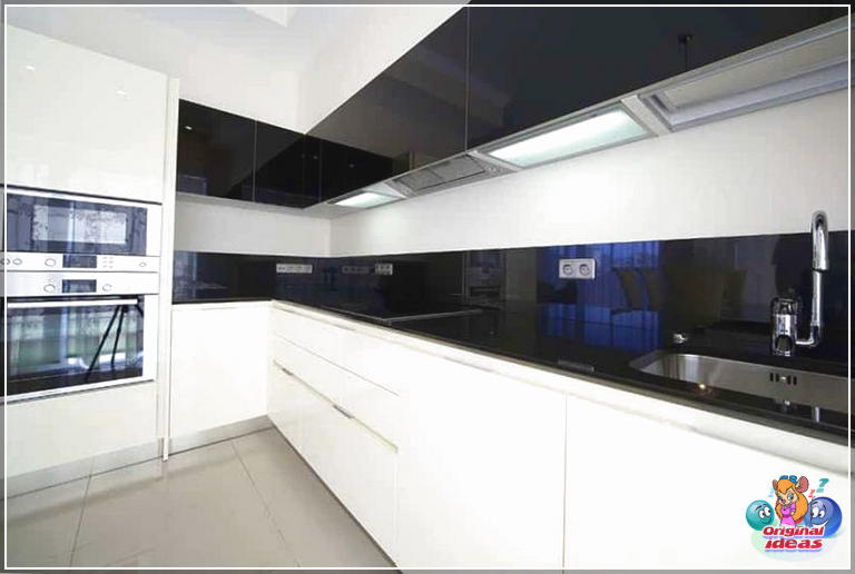 Сучасная кухня з белымі ніжнімі шафамі чорнымі верхнімі шафамі і чорнымі прылаўкамі